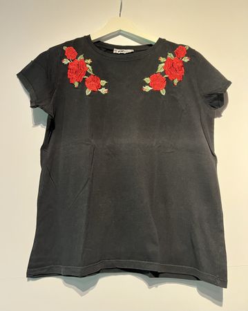 Schwarzes T-Shirt mit Rosenstickerei