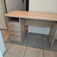 Praktischer, gut erhaltener Schreibtisch mit Schubladen.