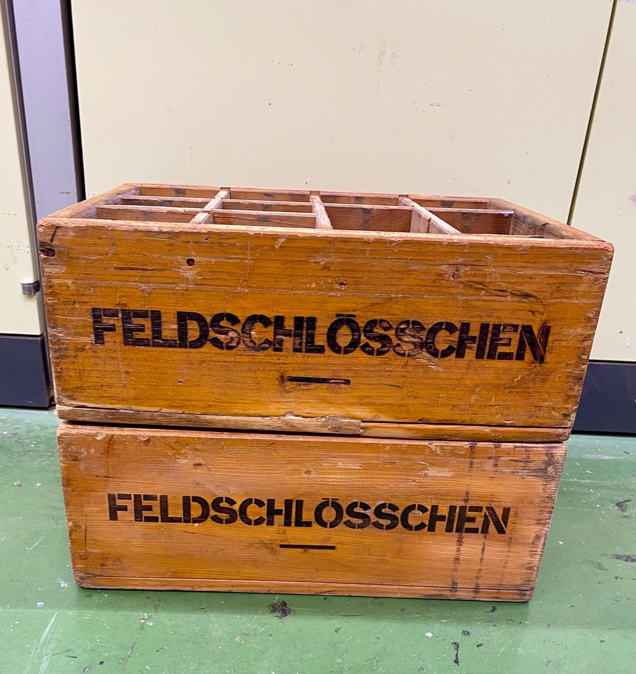 Wein- & Bierkisten: Alte Feldschlösschen Flaschenkiste – Gebraucht aus Basel von nostanz 2