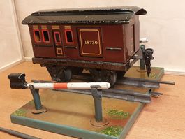 Märklin Gepäckwagen 18730 mit Bahnübergang 2228 in Spur 0