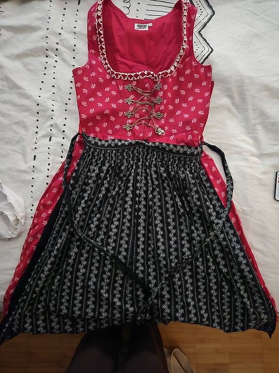 Kleider: Dirndl Gr. 38 inkl. ärmellose Bluse – Gebraucht aus Zürich von Sabineda