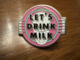 Anstecknadel Let's Drink Milk rund bunt guter Zustand