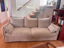 Canapé beige très confortable pour salon cosy