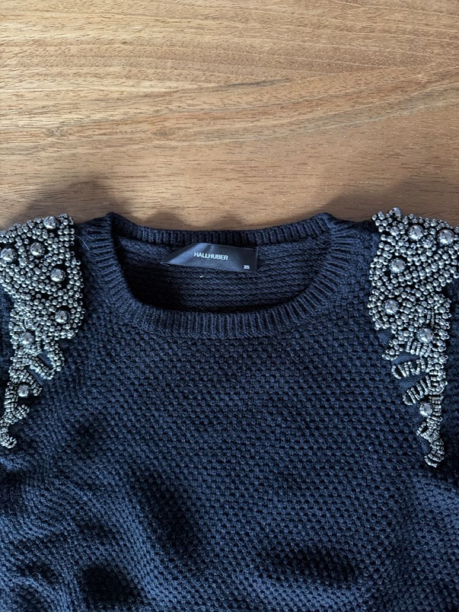Hallhuber Pulls & Sweat-shirts: Hallhuber Pullover schwarz mit Perlen Grösse XS – D'occasion à Alpnachstad par jadireli 1