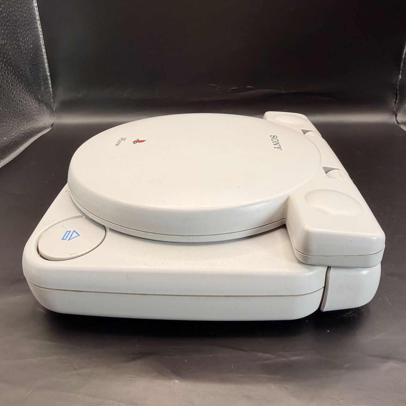 Sony Console: Sony PlayStation PS One Konsole mit LCD-Bildschirm – Usato da Düdingen venduto da Nerdworld 4