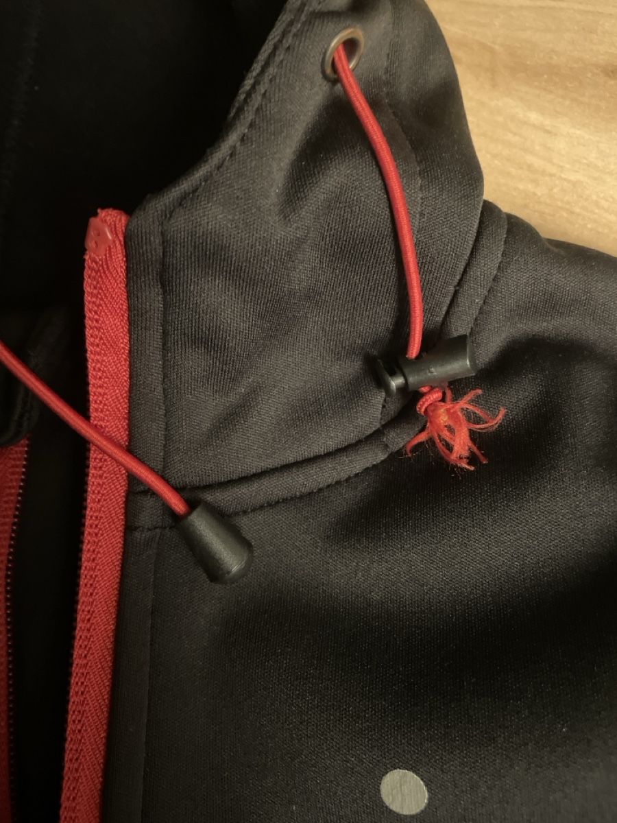 Giacche & Cappotti: Kinder Softshelljacke schwarz rot Kapuze Gr.116  – Usato da Obergerlafingen venduto da cabo4 3