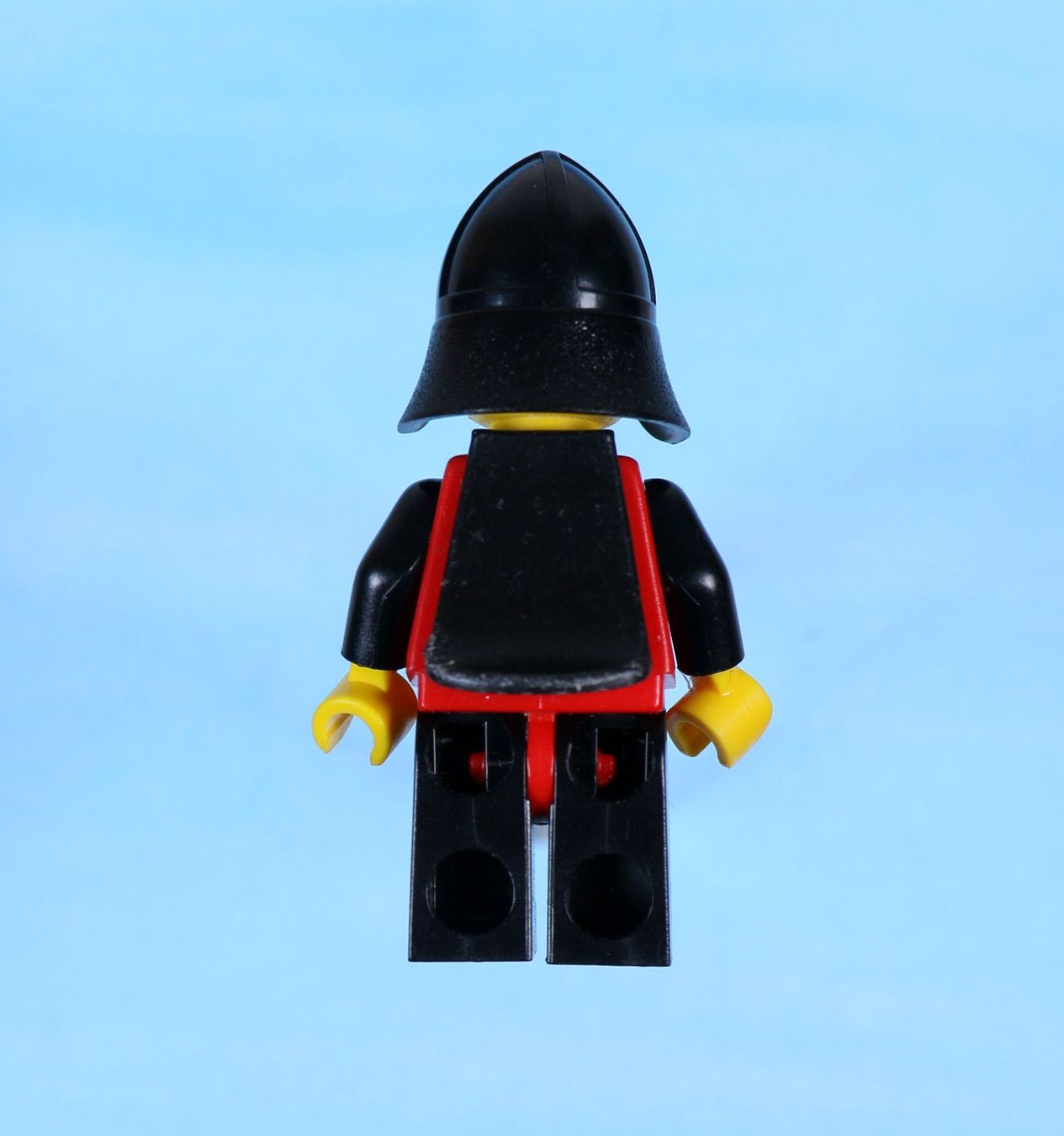 Lego Spielzeuge: LEGO Minifigur Scale Mail - Red with Black Arms – Gebraucht aus Hettlingen von Scholi99 1
