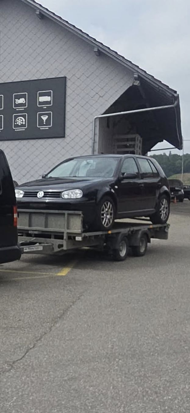 Volkswagen Tutti pezzi di ricambio auto: VW Golf 4 Teilespender – Usato da Liestal venduto da Ford_Power