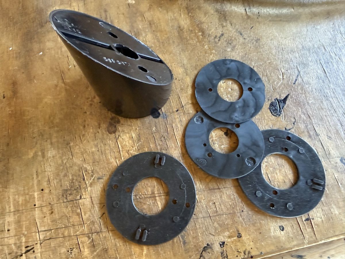 Tutti pezzi di ricambio auto: Support de phare et joints Morgan – Nuovo e nell'imballaggio originale da Montfaucon venduto da Ccrimi 1