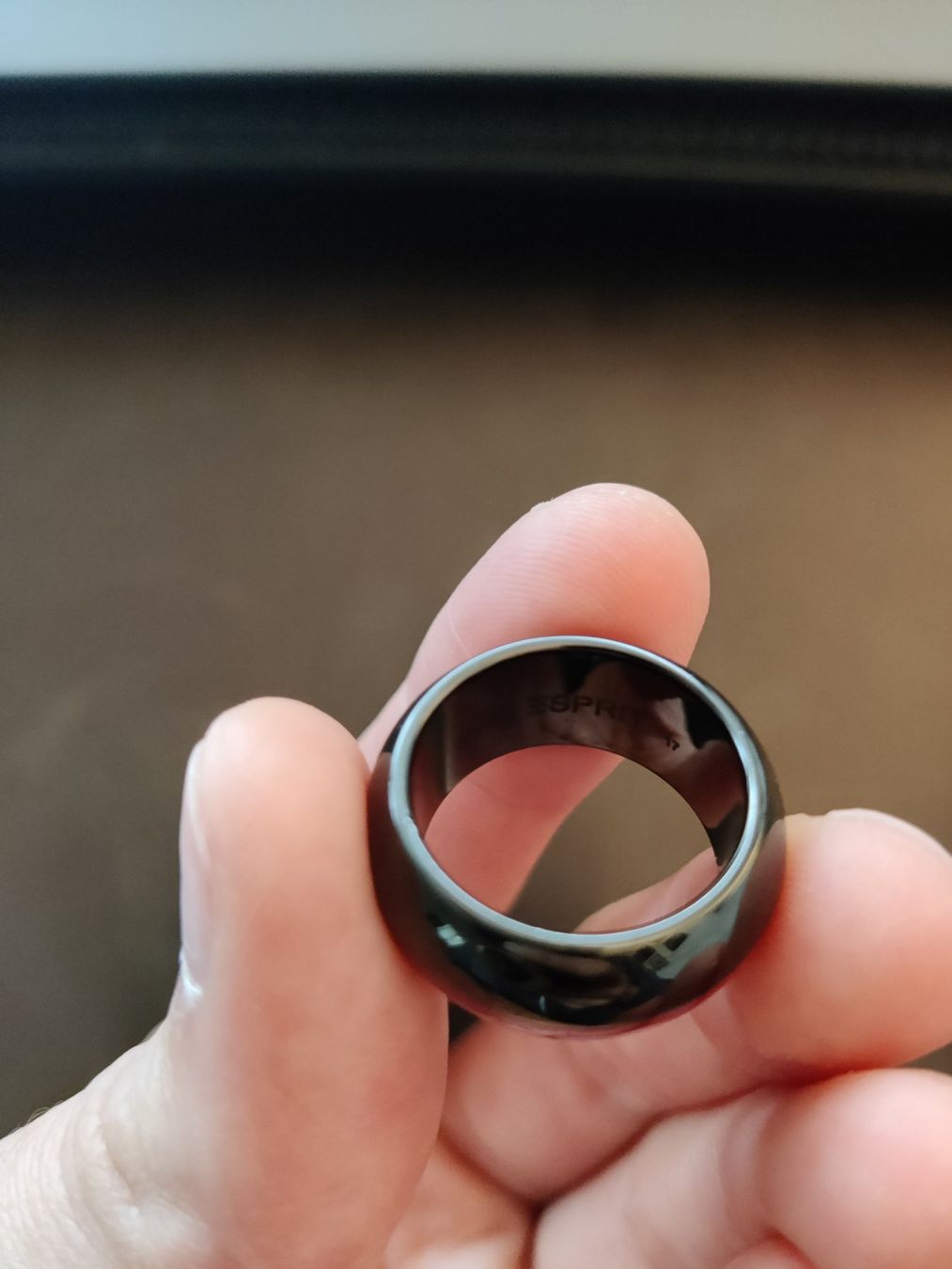 Esprit Ringe: Esprit Ring aus Edelstahl Schwarz/Burgunderrot – Gebraucht aus Schönenwerd von sal_75dx 1