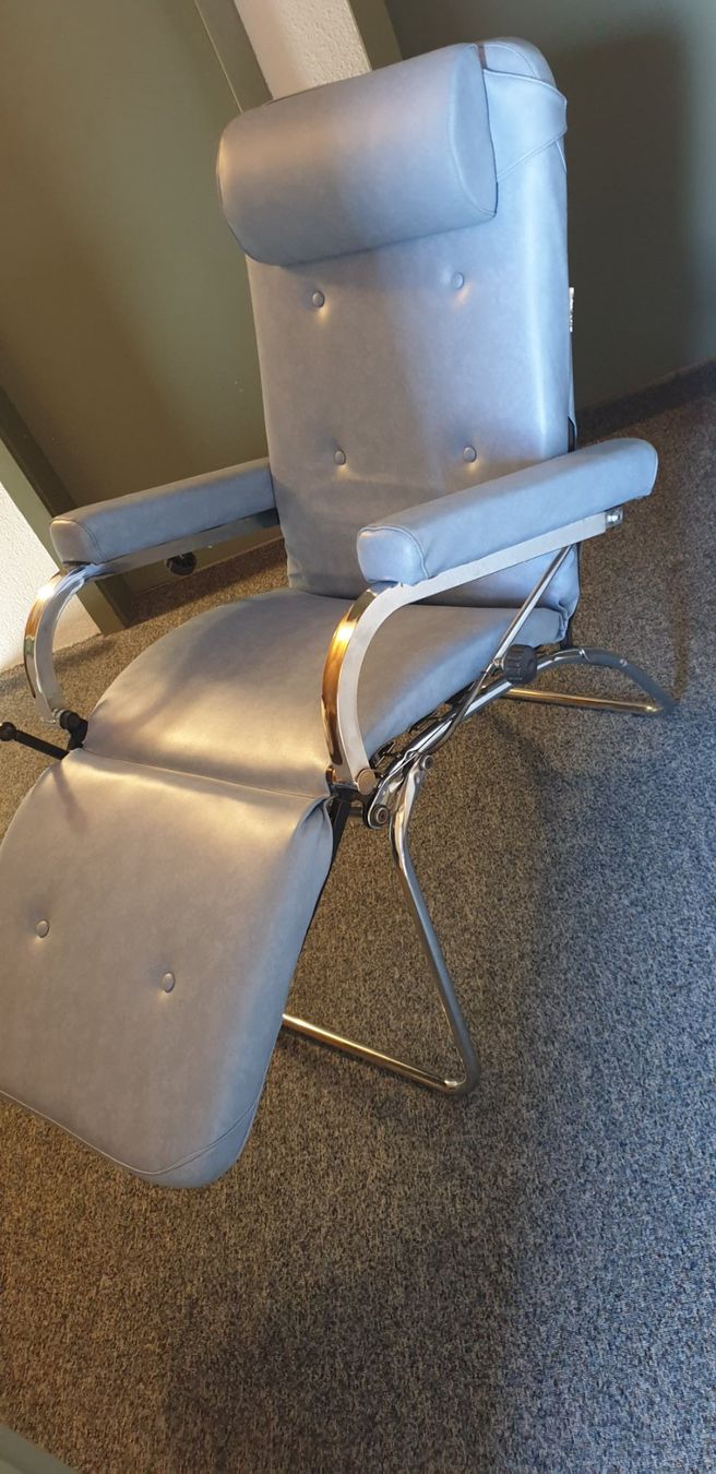 Fauteuils de soin: Kosmetik Stuhl oder Liegestuhl – D'occasion à Wynau par FusspflegeDebi 6