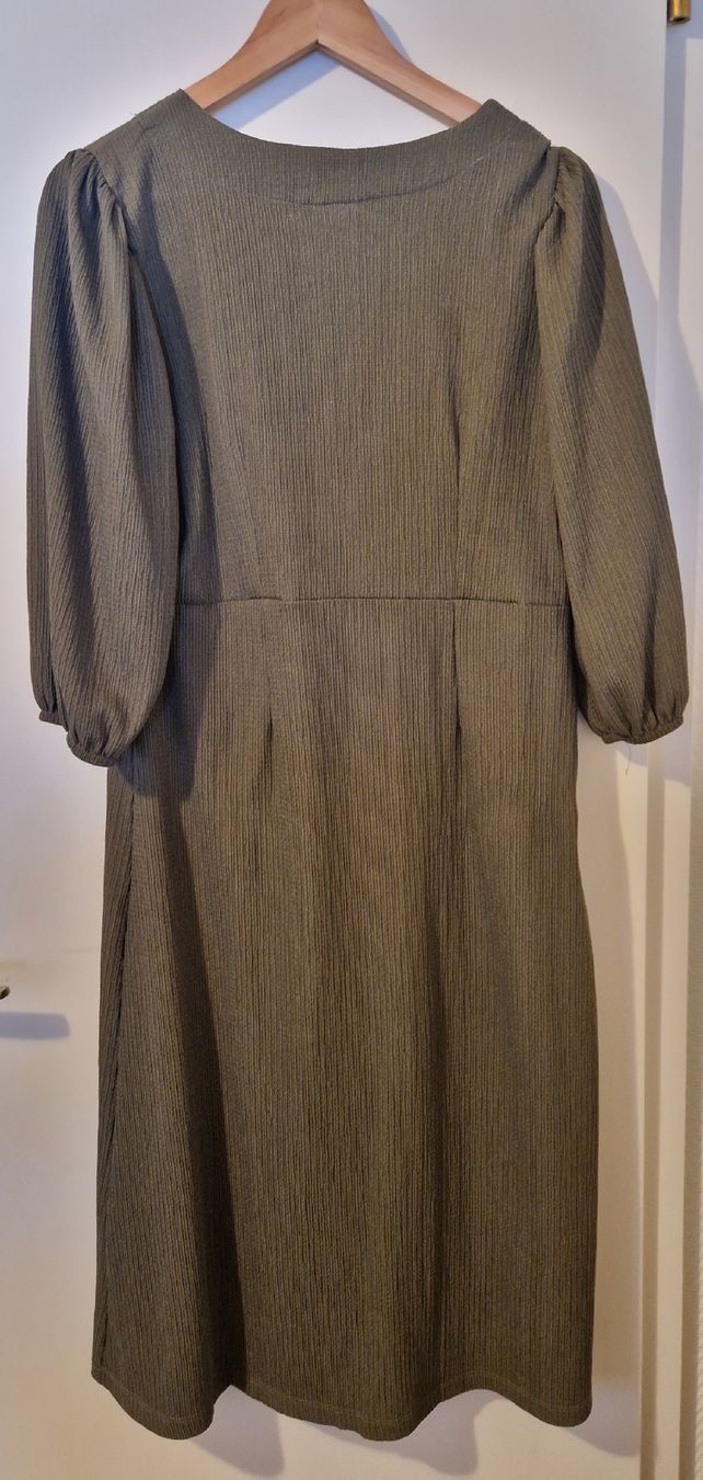 Vestiti: Khakifarbenes Midikleid mit Beinschlitz, Grösse 36 – Usato da Andermatt venduto da nin_ks9v 1