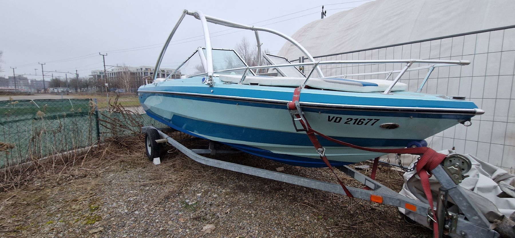 Glastron Boote: Glastron Boot mit Wakeboard Turm – Defekt aus Altenrhein von naknet 1