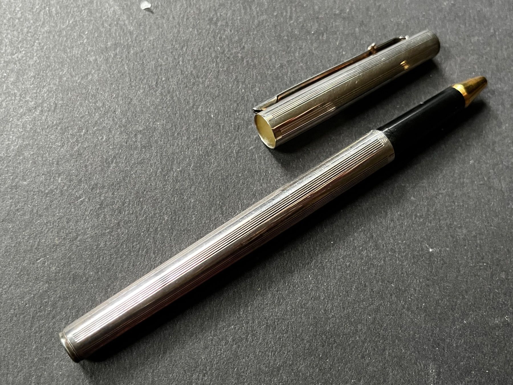 Caran D'Ache Penna & Evidenziatori: Caran d’Ache Tintenroller versilbert - selten – Nuovo e nell'imballaggio originale da Zürich venduto da FV.vintage 2