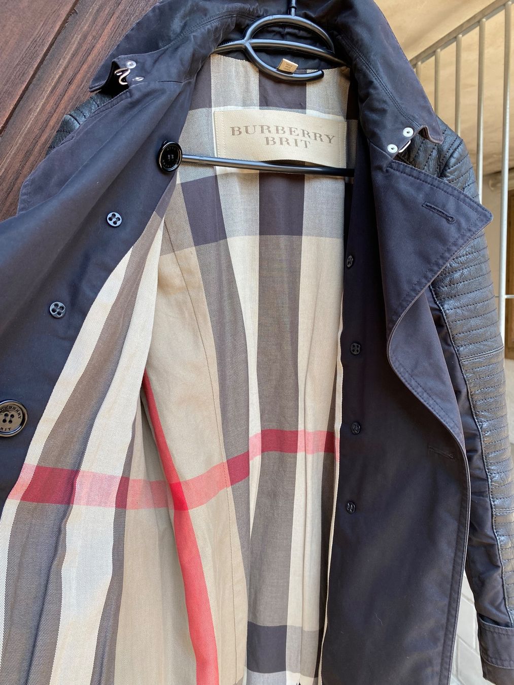 Burberry Mäntel: Schwarzer Burberry Brit Trenchcoat mit Leder – Gebraucht aus Roches BE von Anamun 7