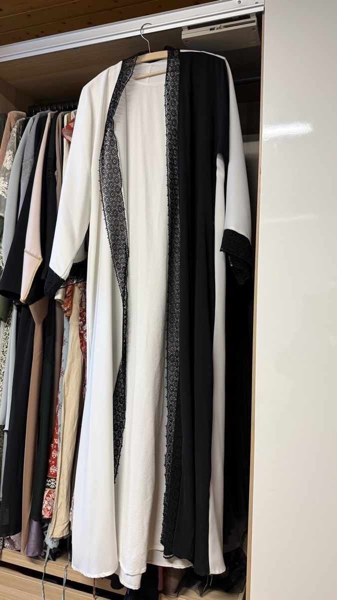 Vestiti: Abaya zweiteilig schwarz-weiss mit Spitze Grösse M – Nuovo (secondo la descrizione) da Haslen GL venduto da rana04