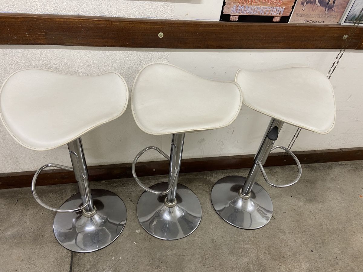 Hocker: Barhocker weiss – Gebraucht aus Dietikon von brocki-eyra