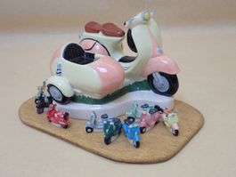 Vespa mit Seitenwagen + 10 kleine Vespas