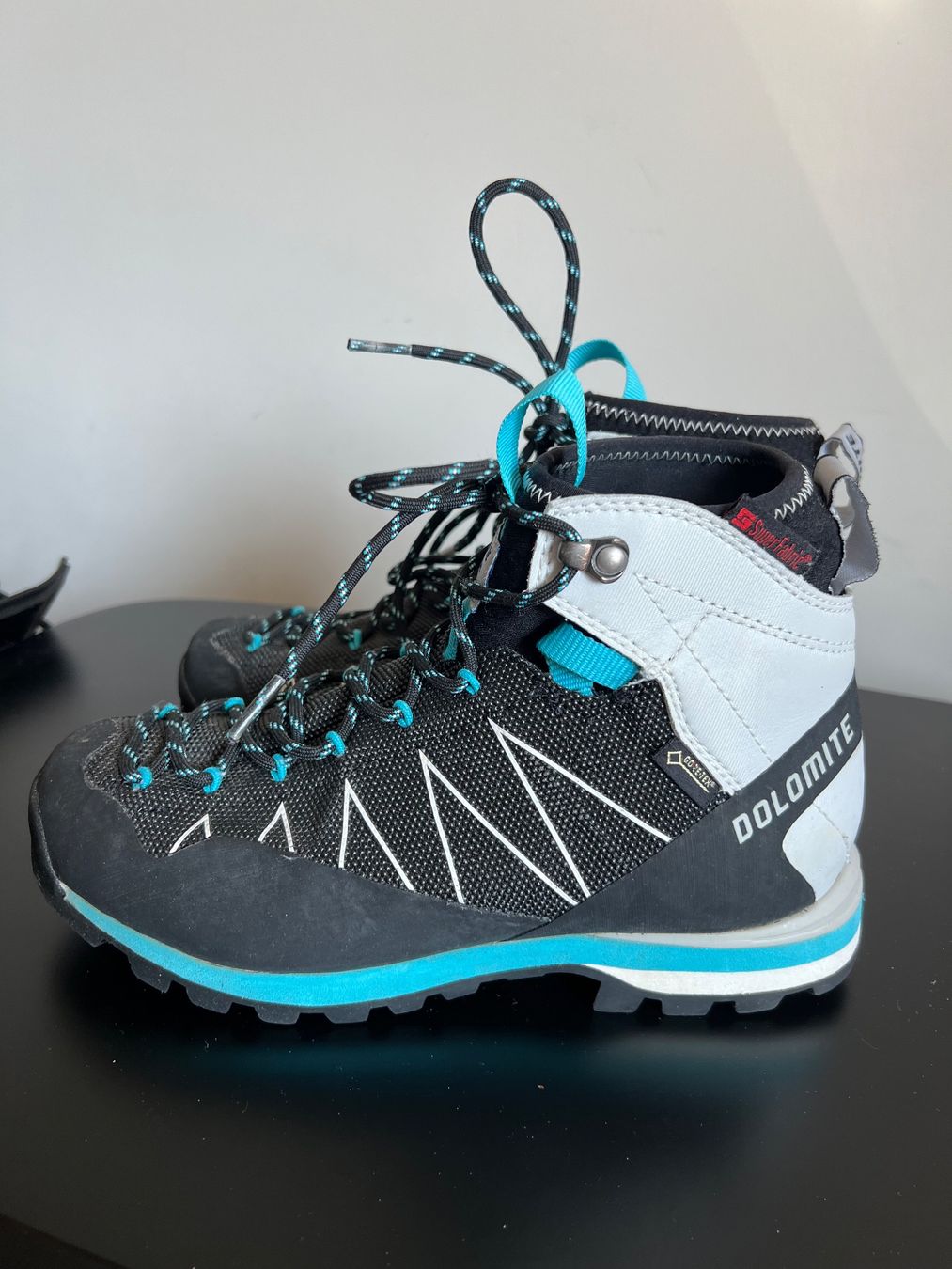 Dolomite Scarpe da donna: Dolomite Wanderschuhe Gr. 36 2/3 – Usato da Jona venduto da Sariksa