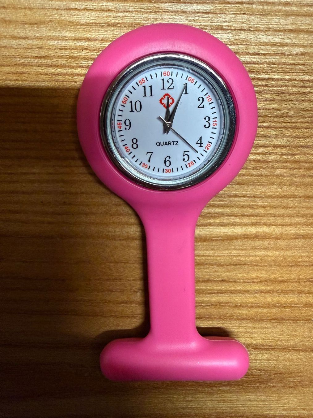Orologi: Schwesternuhr mit Sicherheitsnadel pink – Nuovo e nell'imballaggio originale da Samedan venduto da PflegeWerkzeug