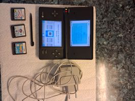 Nintendo ds avec stylet chargeur et 3 jeux