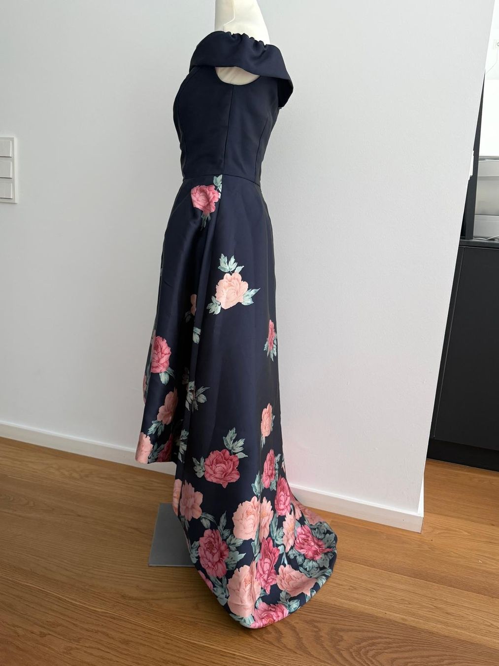 Kleider: Abendkleid dunkelblau mit Blumenmuster – Gebraucht aus Luzern von car_y9cn 1