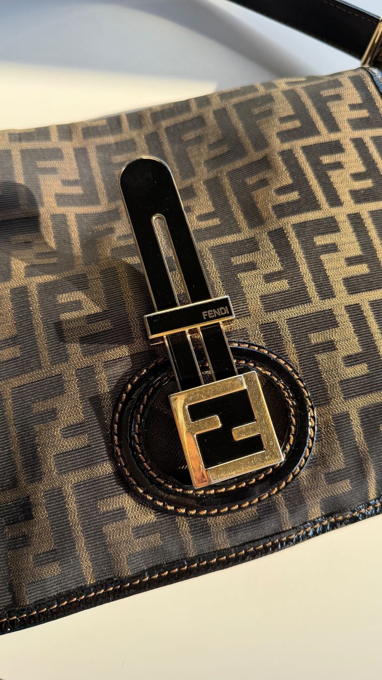 Fendi Borse da donna: FENDI Umhängetasche mit einzigartigem Verschluss – Usato da Zürich venduto da MindWork66 2