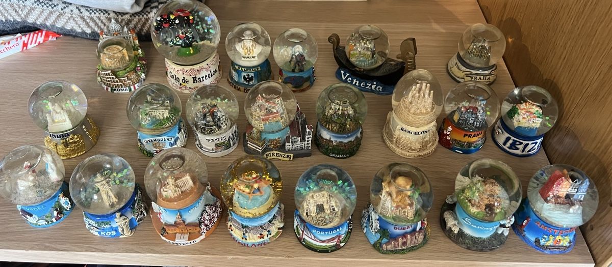 Statuette: Traveller snow globe collection – Usato da Wollerau venduto da ray_ccw7