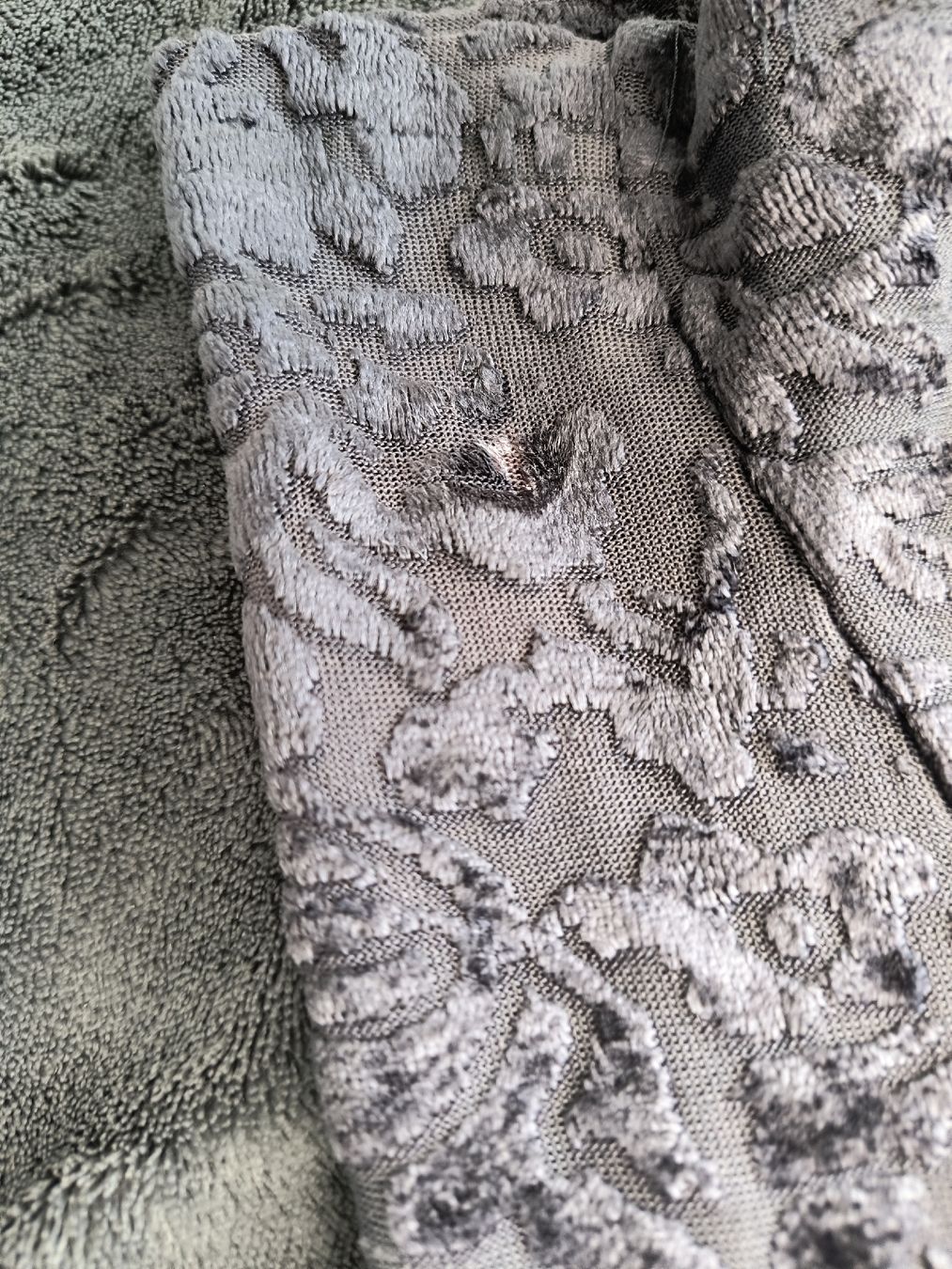 Top: Oberteil mit auffälligem Blumenmuster – Usato da Bischofszell venduto da kam_8t78 1