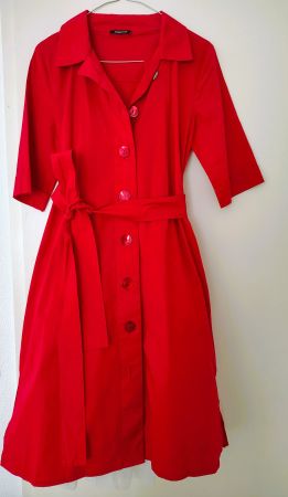 Baumwoll-Sommerkleid mit Perlmuttknöpfen und Bindegürtel
