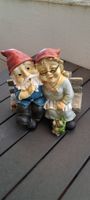 Gartenzwergpäärchen auf Bank