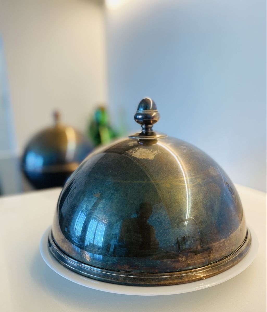 Piatti di portata: 2x Antike Cloche/ Speiseglocke versilbert – Usato da Basel venduto da phidelitas