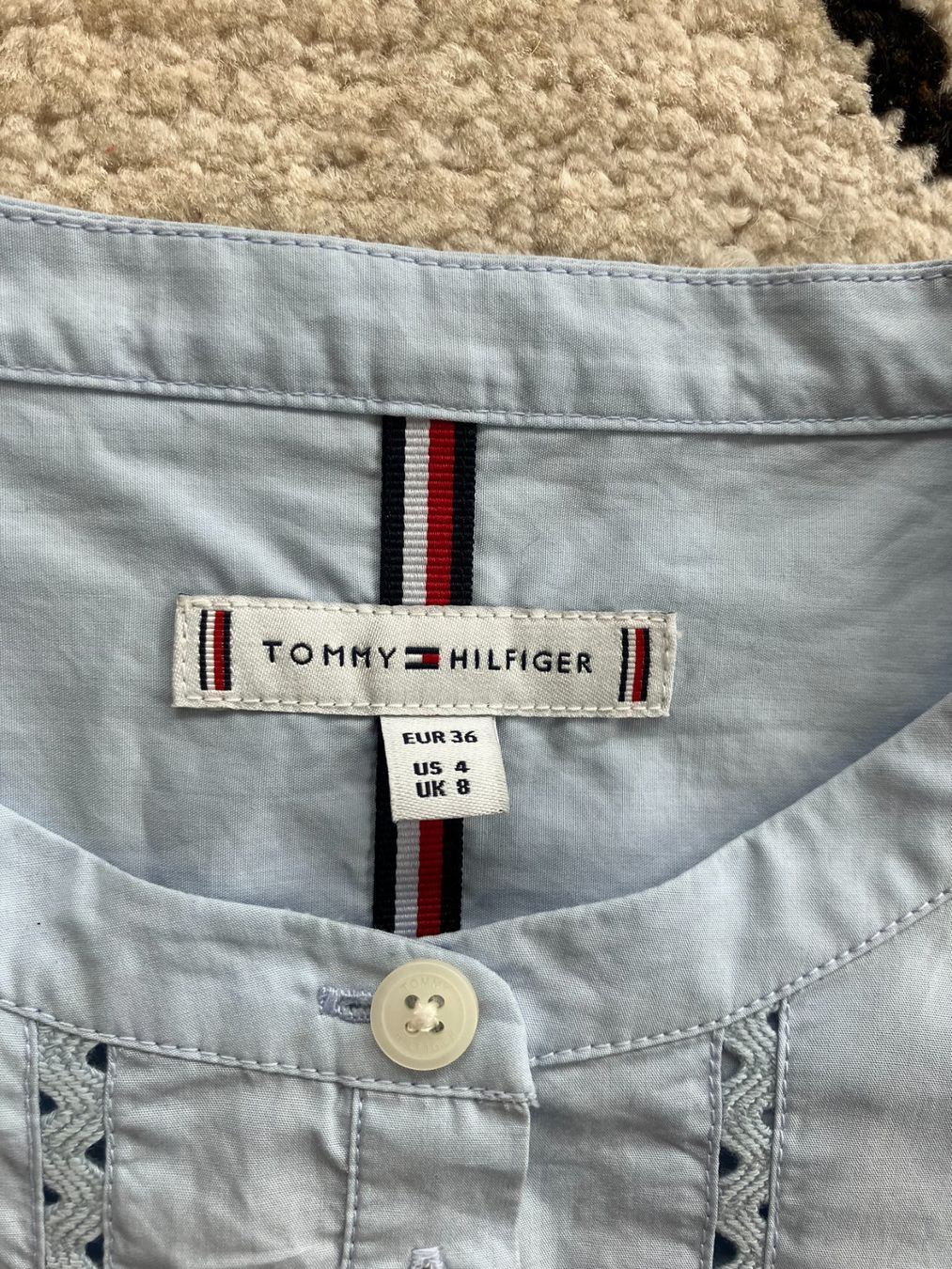 Tommy Hilfiger Chemisiers: Tommy Hilfiger Damen Sommerbluse, hellblau, 36 – Neuf (Voir description) à Baden par jcm_9dkf 6