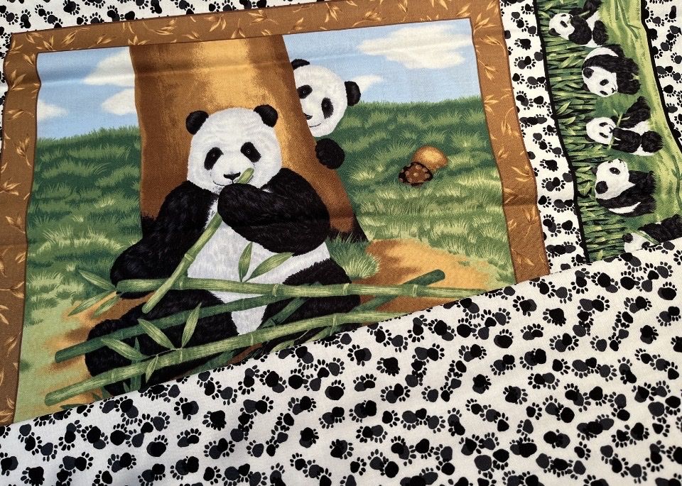 Tessuti: Patchworkstoff Pandabären – Nuovo (secondo la descrizione) da Seuzach venduto da KreativmitStoff 4