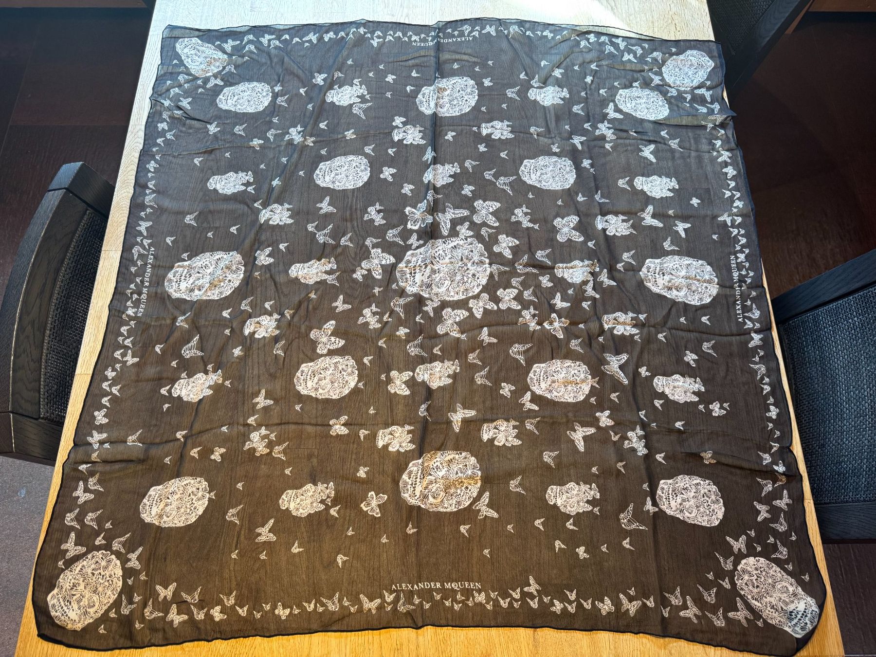Alexander Mcqueen Foulard & Sciarpe: McQueen Printed silk scarf – Nuovo (secondo la descrizione) da Grund b. Gstaad venduto da ReLuxe 4
