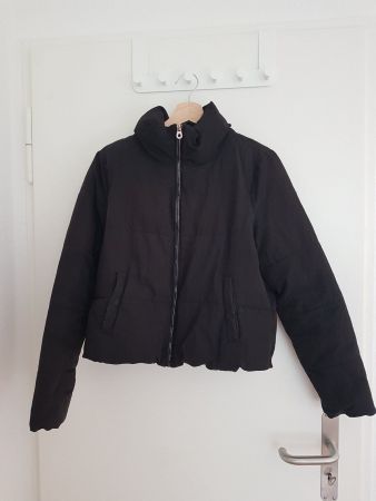 Schwarze kurze/cropped Winterjacke Grösse M
