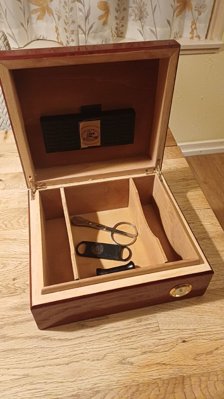 Humidore: Schöner Humidor mit Zubehör – Gebraucht aus Flawil von Naphtali 9