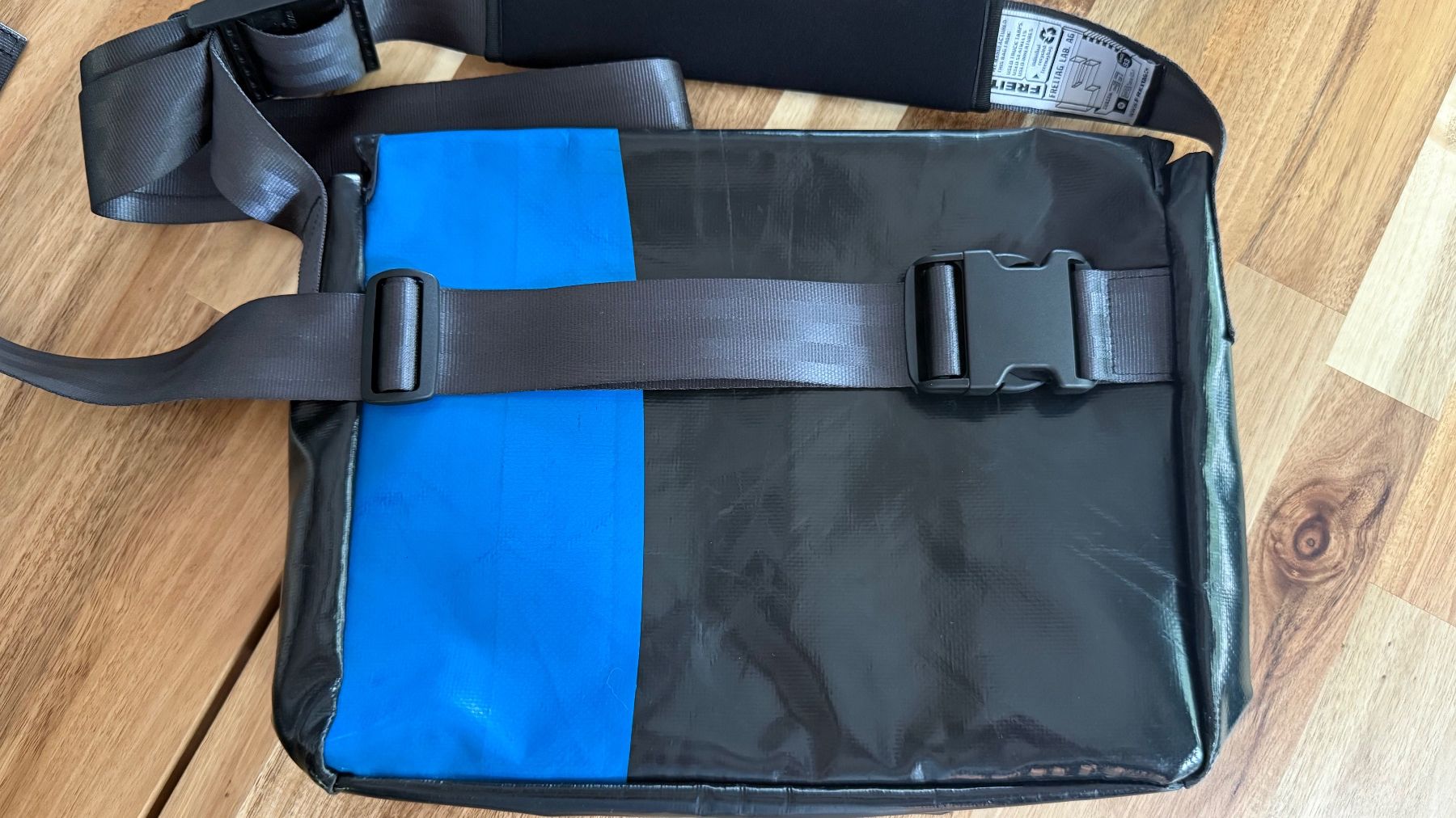 Freitag Borse: FREITAG F14 DEXTER - BLACK & BLUE – Nuovo (secondo la descrizione) da Arzier-Le Muids venduto da cin_ldd2 1