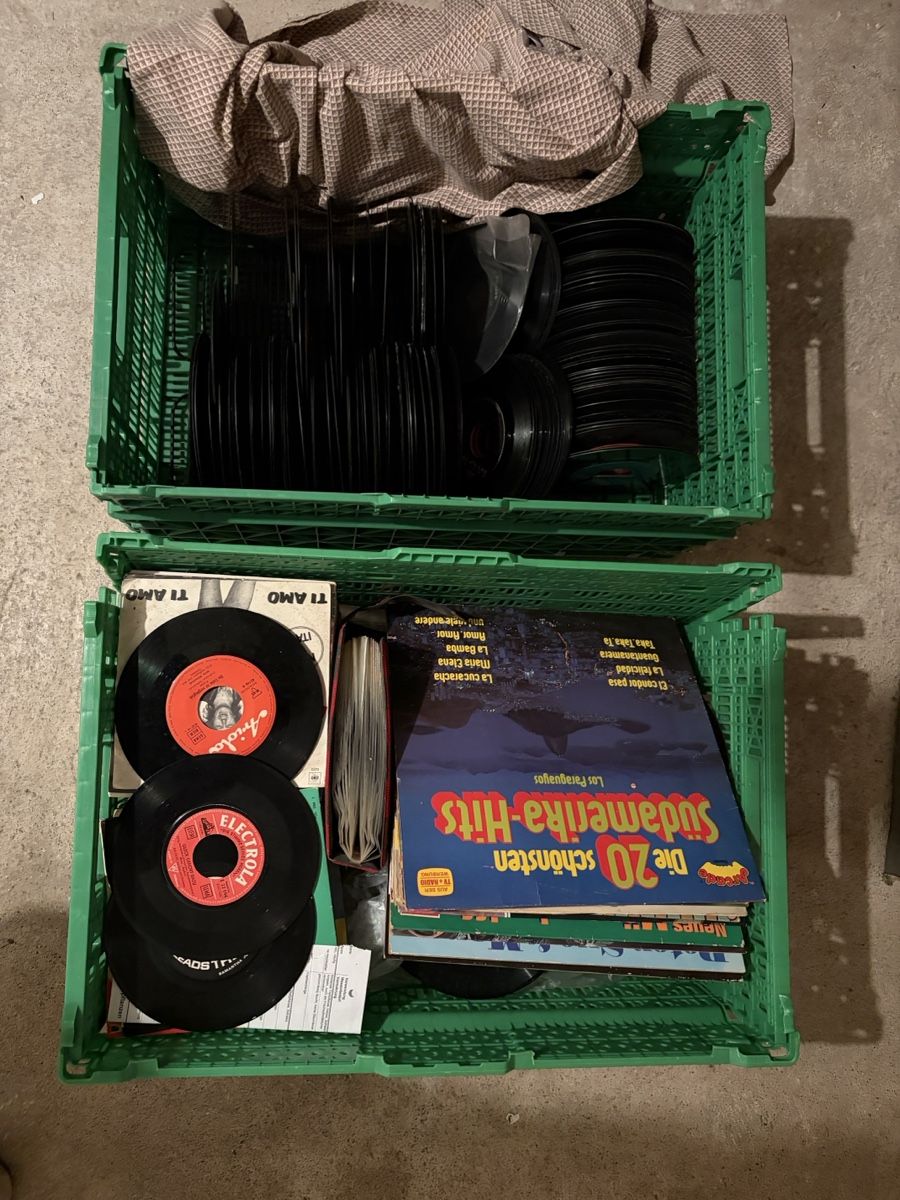 Dischi in vinile: Diverse Schallplatten mit Sammelboxen – Usato da Pfäffikon ZH venduto da fairkev
