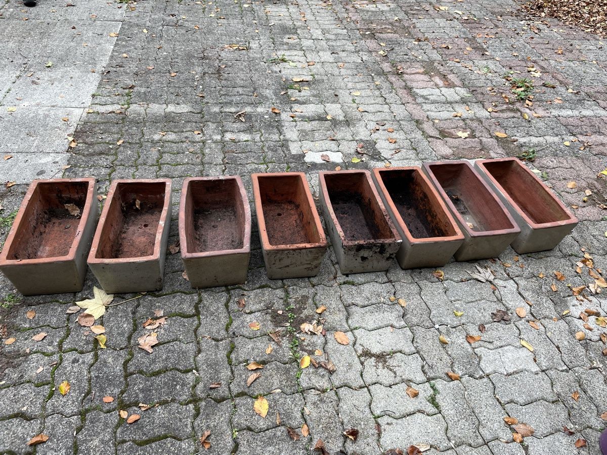 Blumentöpfe: 8 Grosse Blumentöpfe – Gebraucht aus Basel von Exceptnotes