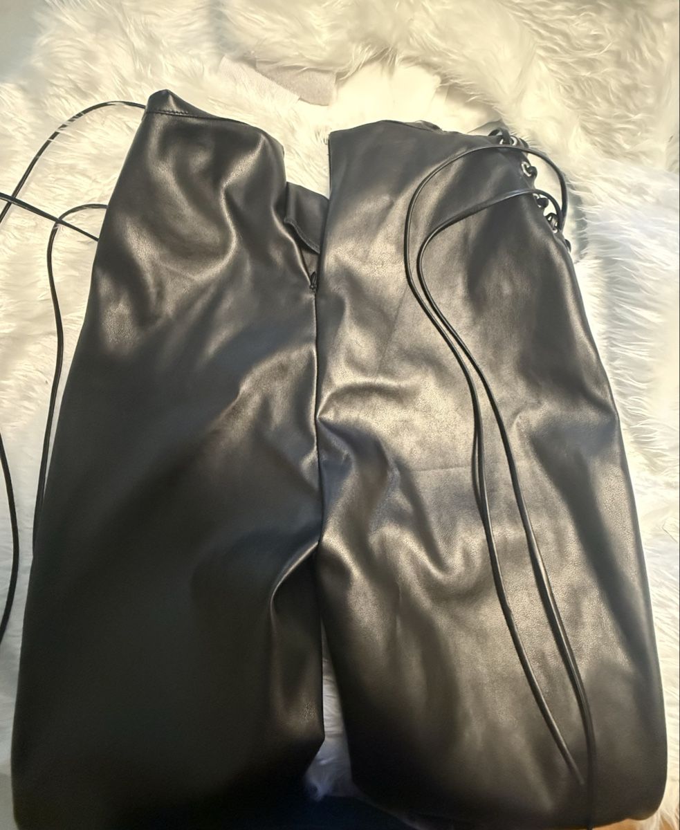 Pantaloni: Fashionnova flared leather pants – Nuovo (secondo la descrizione) da Menziken venduto da car_n7k5 2