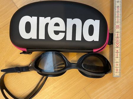 Schwimmbrille Speedo und Aufbewahrungstasche