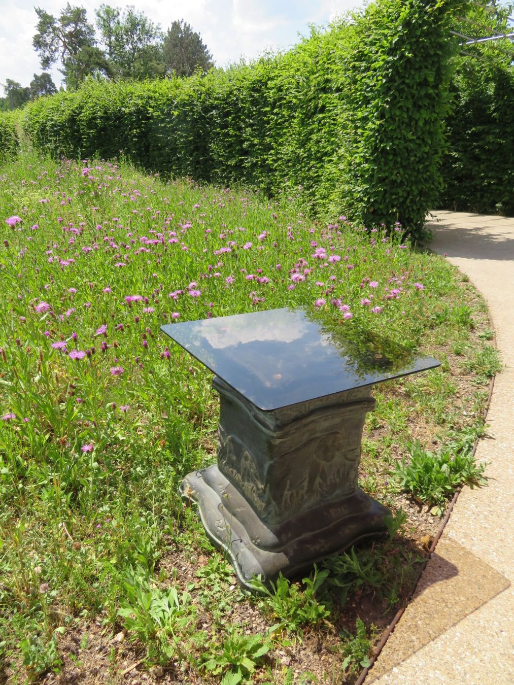 Tavoli: Gartensockel mit Elefantenornamenten – Usato da Reinach BL venduto da WBZ-Flohmarkt 1