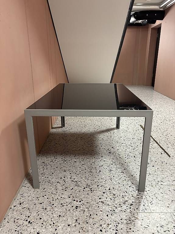 Tische: Tisch mit Schwarzglasplatte – Gebraucht aus Kriens von nor_5ph9