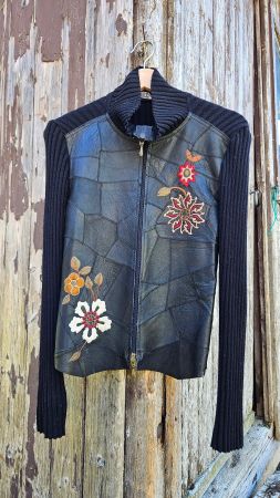 Damen Wollstrick- / Lederjacke, bestickt.