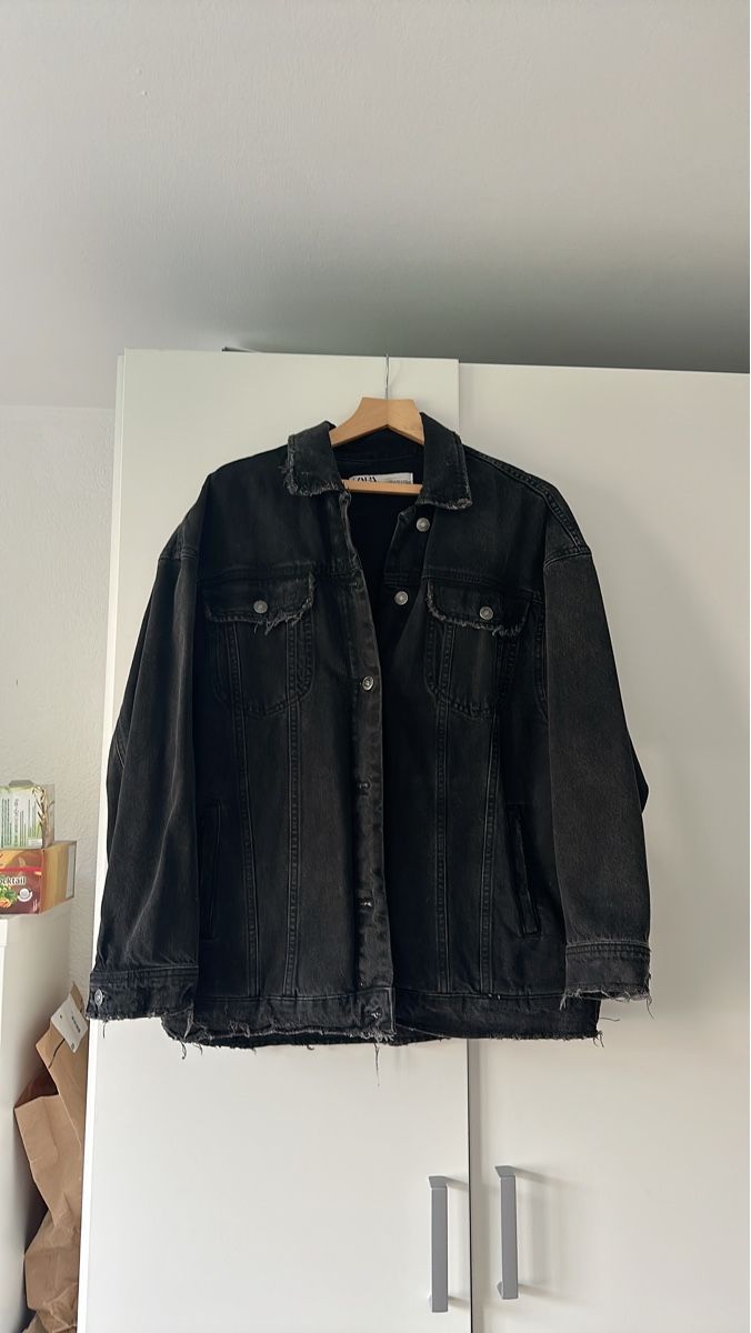 Zara Jacken: Zara Schwarze Jeansjacke Grösse M – Gebraucht aus Sargans von dia_xw6j
