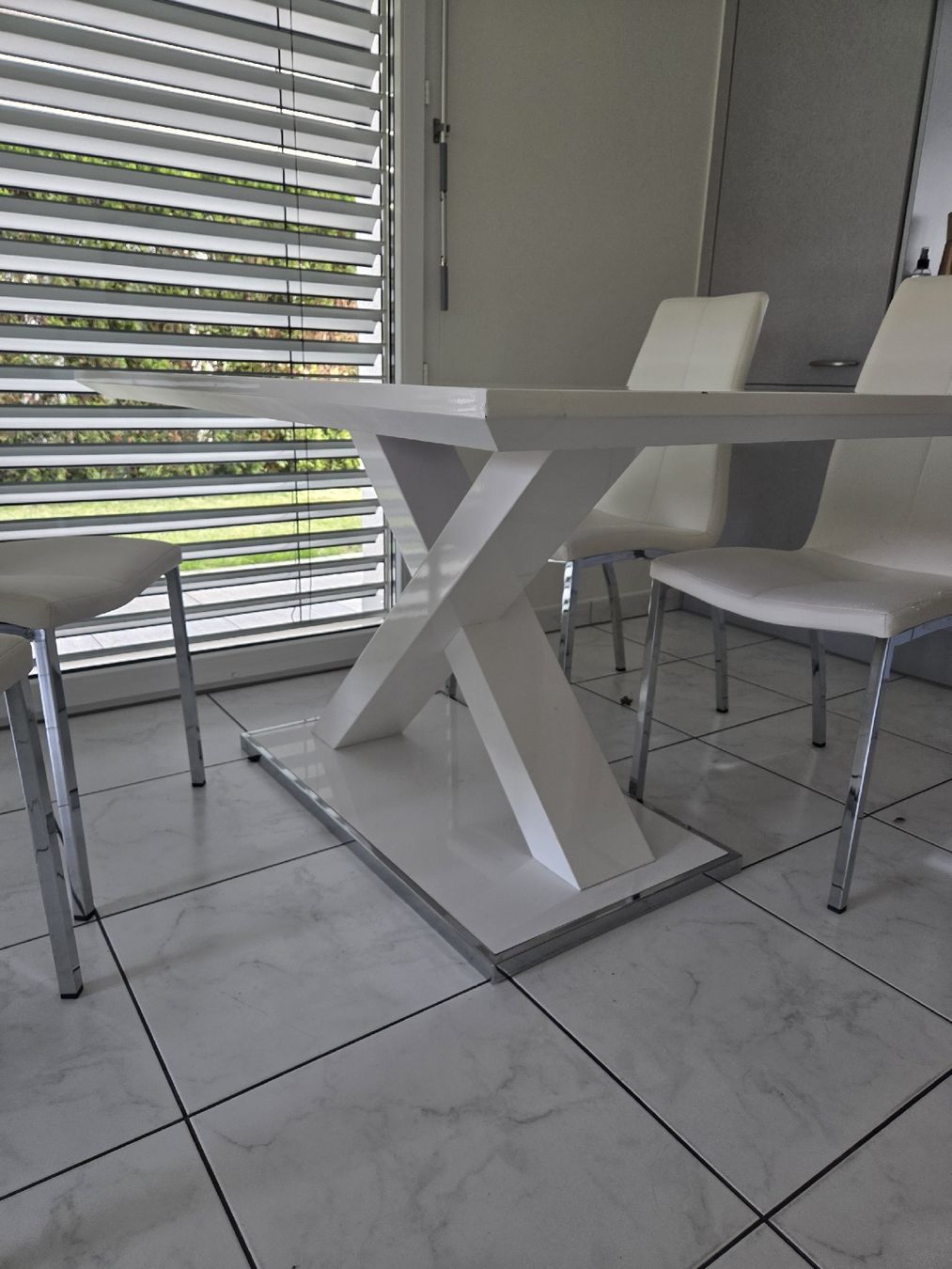 Set di tavolo e panche: Modern White Dining Table Set with Four Chrome Chairs – Usato da Lachen SZ venduto da col_bw5v 1