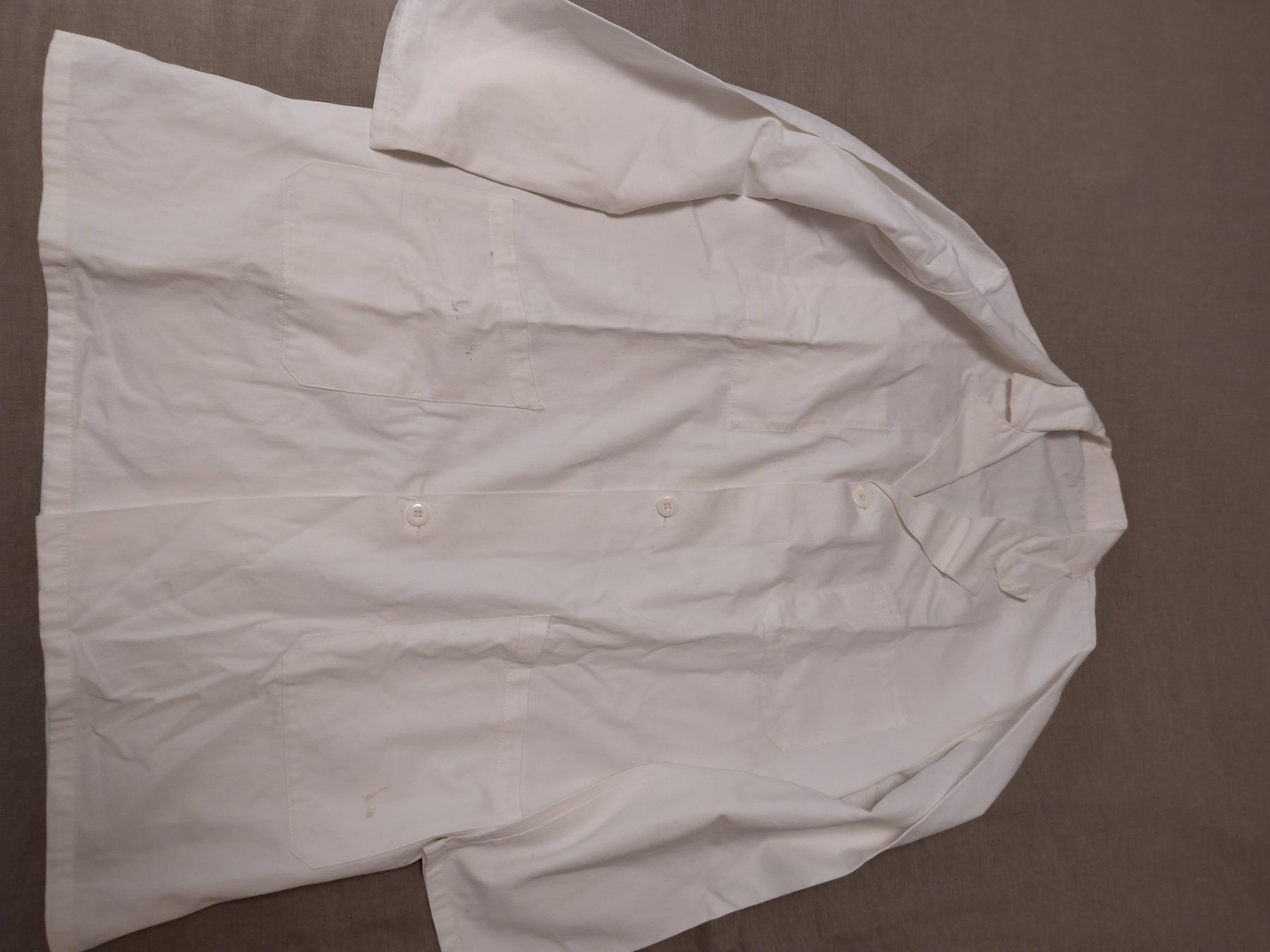 Sonstige Arbeitskleidung & Schutz: Blouse blanche manches longues taille M usagée / tablier – Gebraucht aus Biel/Bienne von vin_mq5n 3