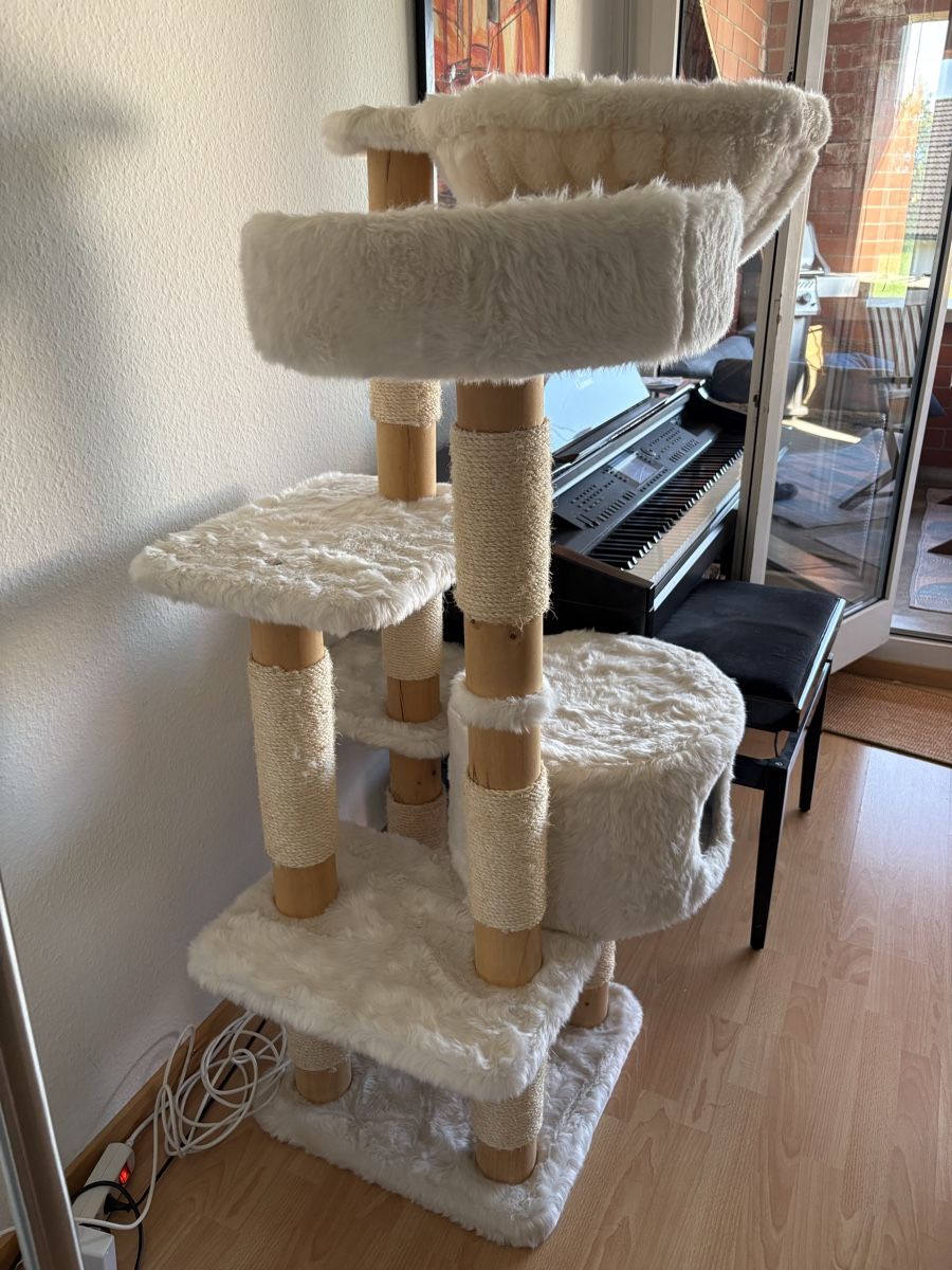 Tiragraffi: Cat tree multi-level beige plush scratching posts used – Usato da Steinhausen venduto da lou_k5sx 1