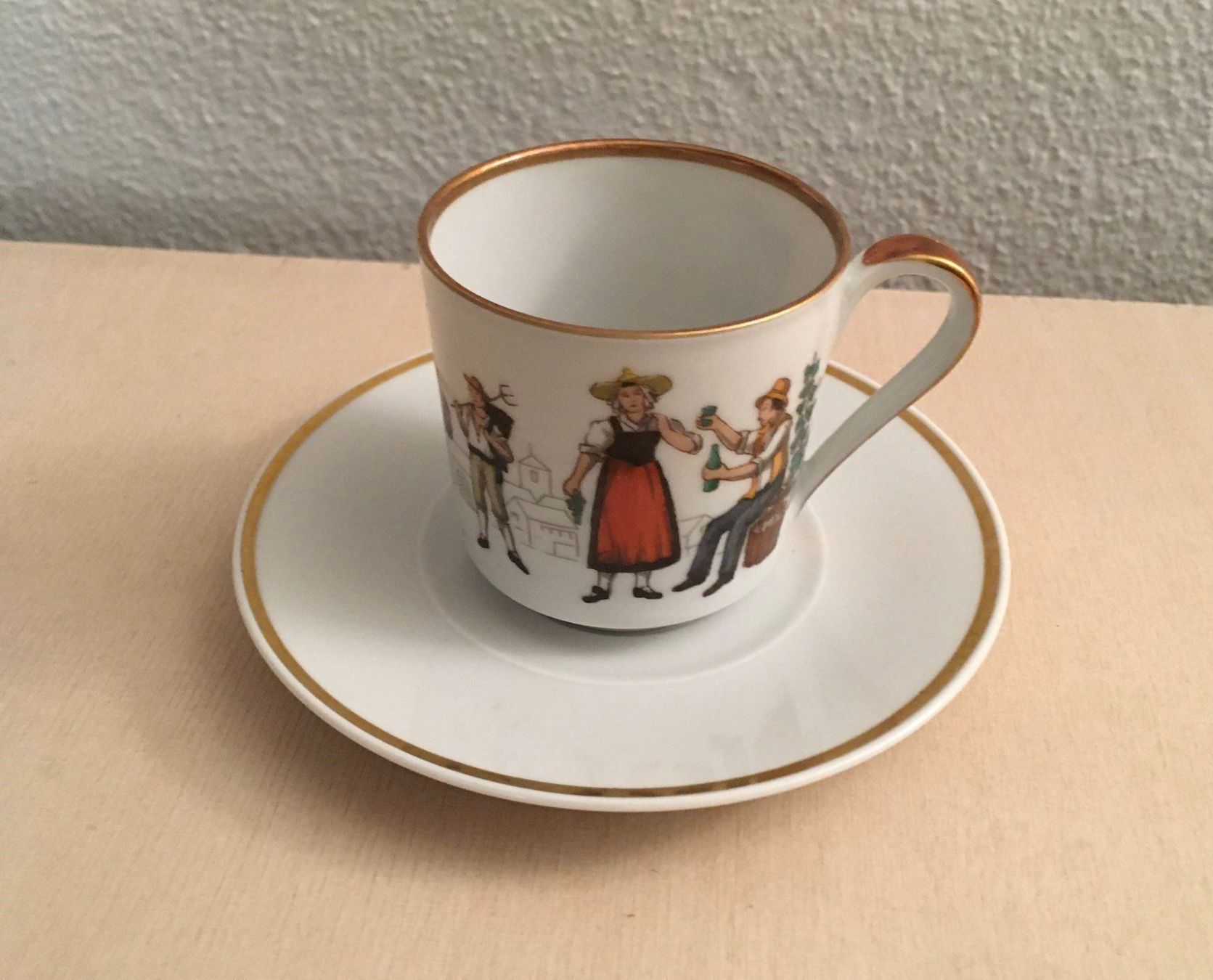 Tassen: Langenthal Trachtentasse, handbemalt – Gebraucht aus Basel von citystore